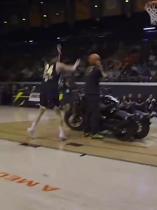 厉害了！陈登星凭借飞人臀下换手坐扣，淘汰NBA扣篮王麦克朗