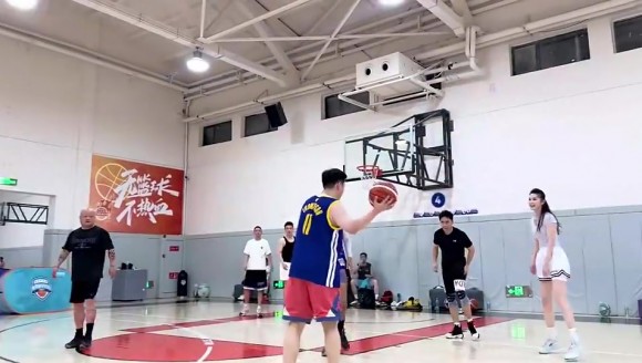 大长腿小姐姐虽然打球姿势有些生硬,但能进球啊!😍